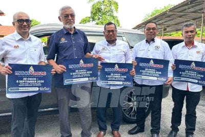 Khalid (dua dari kiri) bersama kakitangan Kada mempamerkan risalah MAHA 2026. 