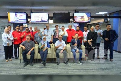 Firdaus (duduk dua dari kiri) bersama Rafiq (duduk tiga dari kiri) dan delegasi Karangkraf serta Media Prima ketika kunjungan korporat Karangkraf ke Media Prima Berhad pada Selasa. FOTO SINAR HARIAN - ASRIL ASWANDI SHUKOR