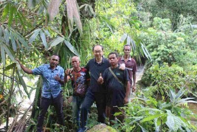 Hang Soon (dua dari kanan) ketika meninjau sendiri keadaan kemudahan jambatan kayu yang uzur dan tidak lagi selamat digunakan di Kampung Lubuk Gaharu, dekat Pos Musoh.
