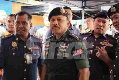 Mohd Yusoff (dua dari kiri) semasa hadir ke tapak lokasi kebakaran melibatkan 29 buah rumah di Kampung Cina, Gok Kapur, Kota Bharu pada Selasa.