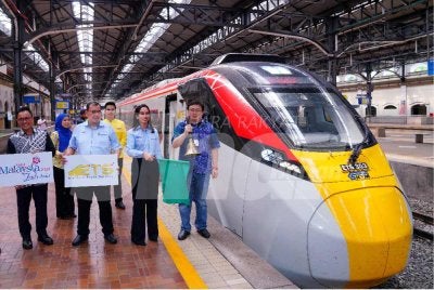 Lee (kanan), Tengku Nadia Azrinan dan (dua dari kanan) menyempurnakan gimik Majlis Pelancaran Kerjasama Penjenamaan Tren ETS di Stesen Keretapi Kuala Lumpur pada Selasa. FOTO: MOHD HALIM ABDUL WAHID