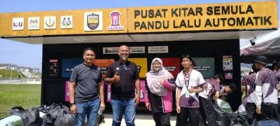 Mohd Syukur (dua dari kiri) dan Dina Shafreena (tiga dari kiri) berada di hadapan Pusat Kitar Semula Pandu Lalu Automatik di Taman Chepor Idaman di sini yang menjadi antara nadi merealisasikan Ipoh Bandar Ekonomi Donat 2027.