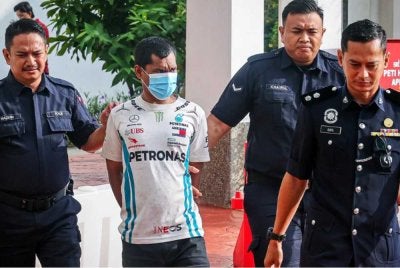 Railey (dua, kiri) dijatuhi hukuman penjara tiga bulan oleh Mahkamah Majistret Klang selepas mengaku bersalah atas pertuduhan mencuri kabel KTMB pada Sabtu lepas. - Foto Bernama
