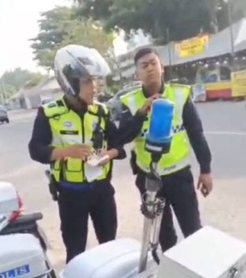 Video tular memaparkan seorang lelaki merakam dan mengeluarkan kata-kata kesat terhadap anggota polis.