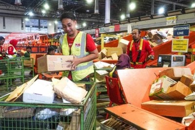 Dengan pengalaman lebih 200 tahun menghubungkan masyarakat dan perniagaan, Pos Malaysia telah lama memainkan peranan dalam memudahcara perdagangan di peringkat tempatan dan global.