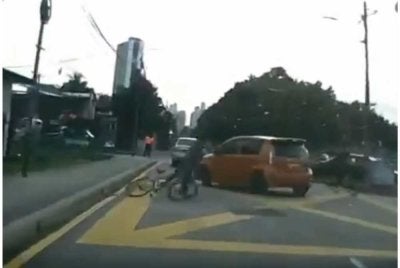 Tangkap layar rakaman kamera memaparkan kemalangan membabitkan sebuah kereta dan basikal di sini pada Selasa.