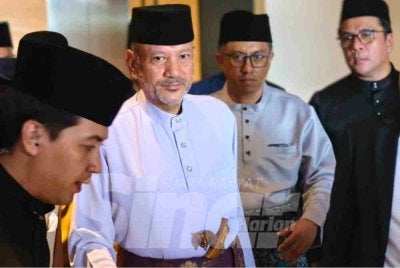 Tunku Nadzaruddin Tuanku Ja'afar (dua dari kiri).
