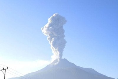 Gunung Berapi Lewotobi Laki-Laki kekal di bawah paras amaran kedua tertinggi Indonesia untuk aktiviti gunung berapi. Foto: Antara News