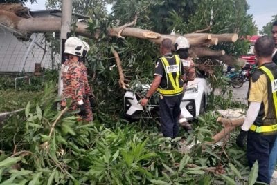 Pasukan bomba dan MBPP sedang menjalankan kerja menyelamat.