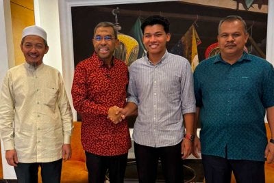 Nik Alif Aiman (dua,kanan) dan Azhar (dua,kiri) memilih untuk berdamai secara baik sambil disaksikan oleh Nik Mohamad Abduh (kiri) dan Abdul Ariffahmi dalam satu pertemuan di sebuah hotel di Kota Bharu pada Selasa.
