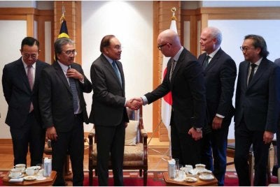 Anwar turut mengadakan pertemuan empat mata dengan wakil IBM sempena lawatan rasminya ke Jepun. Foto Bernama