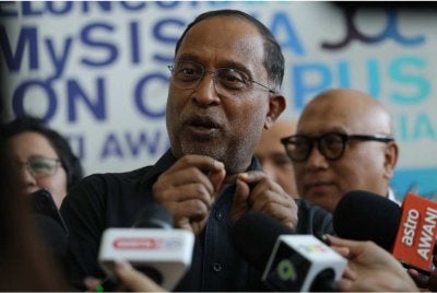 Zambry bercakap kepada pemberita pada Majlis Pelancaran Program MySiswa@Job On Campus Universiti Awam Peringkat Kebangsaan di Universiti Malaysia Sarawak di sini pada Selasa. 