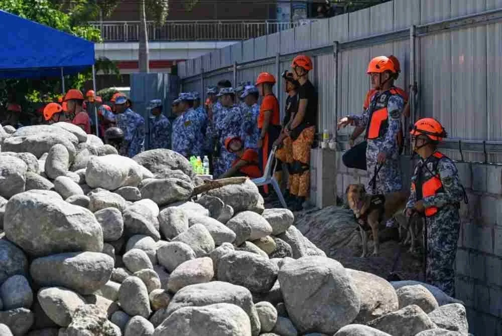 Pasukan penyelamat yang terlibat operasi SAR di lokasi bangunan yang runtuh di General Santos City. Sumber foto: AFP/ AGENSI