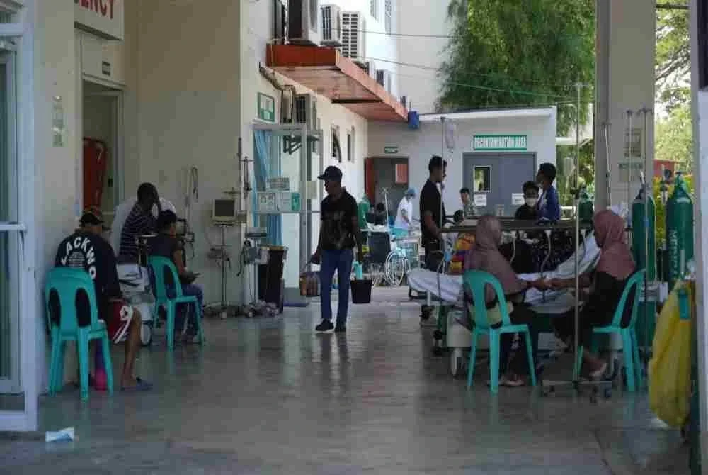 Beberapa pesakit yang cedera dalam kejadian gempa itu ditempatkan sementara di luar Hospital Wilayah Sarangani di Alabel. Sumber foto: AFP/ AGENSI