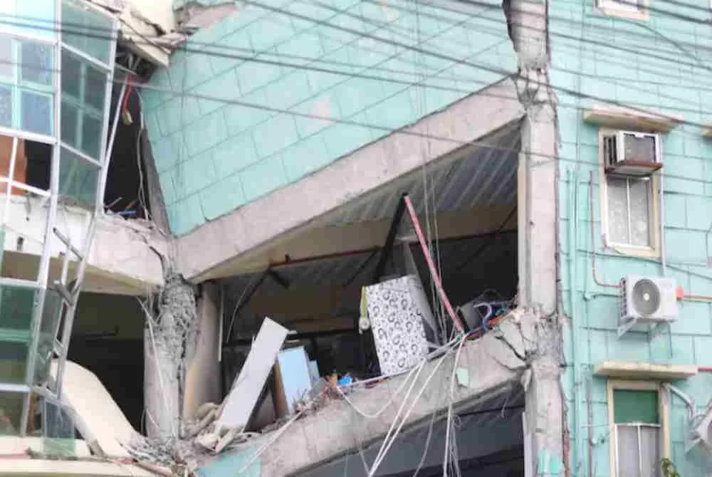Keadaan struktur yang separa runtuh dalam kejadian bencana itu. Sumber foto: AFP/ AGENSI