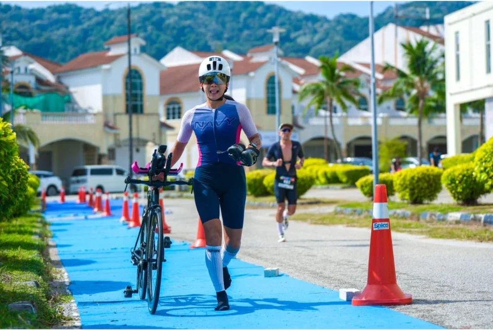Ee Va berjaya mengatasi pelbagai cabaran termasuk 90km kayuhan basikal untuk mengungguli acara utama 113 Triathlon di Pangkor. FOTO VE Picture