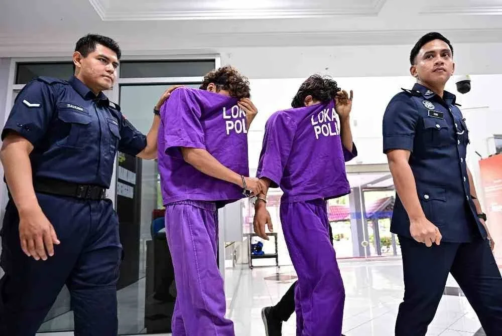 Perintah reman terhadap kedua-dua suspek berusia lingkungan 20-an itu dikeluarkan Majistret Sharifah Amirda Shasha Amir Shariffuddin, di Mahkamah Majistret Kuala Terengganu di sini. Foto Bernama