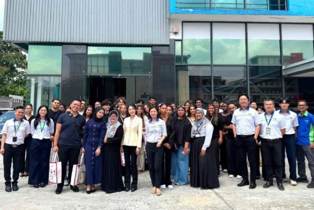 Pelajar Perancis yang menyertai lawatan ke fasiliti Bioalpha, industri halal dan sektor pembuatan nutraseutikal negara yang semakin berkembang.