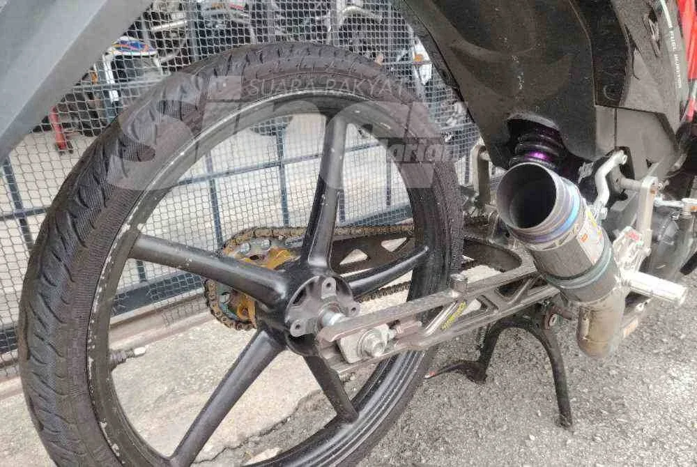 Antara kesalahan ubah suai motosikal ekstrem yang tidak menggunakan brek belakang.