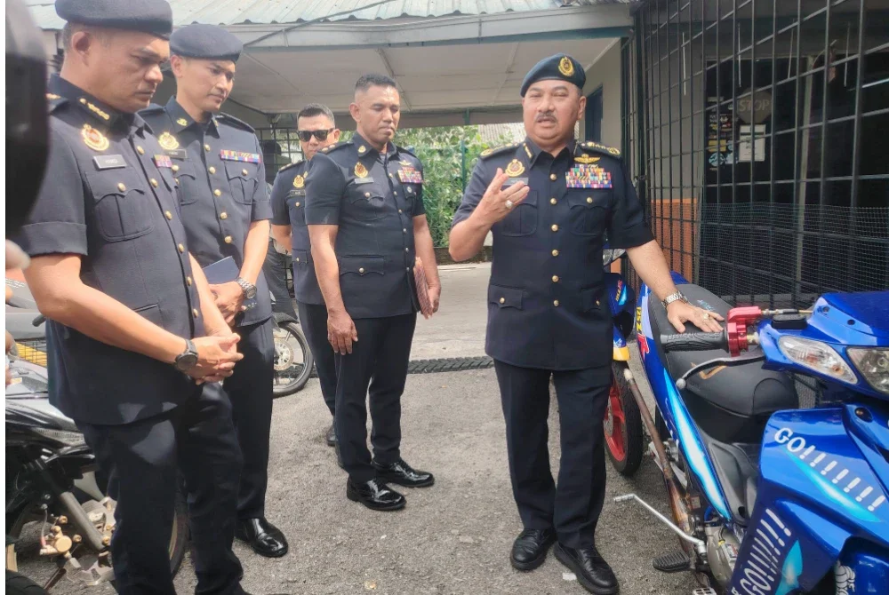 Muhammad Kifli menunjukkan motosikal yang disita menerusi Op Motosikal (Extreme).