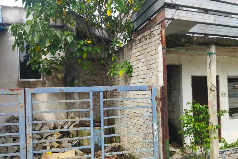 Di sebalik flat terbabit pula wujud kira-kira 20 rumah lain yang dibina sehingga menghampiri Sungai Makau.
