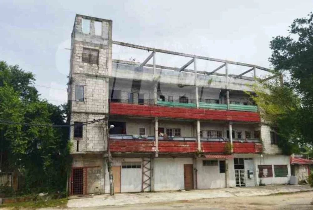Sebuah bangunan kediaman bertingkat di Kampung Baru Sungai Makau, Mukim Ulu Langat di sini yang didakwa didiami etnik Rohingya.