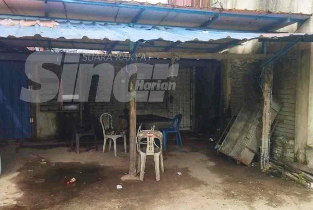 Semakan mendapati struktur tersebut sebahagian besarnya terletak di atas lot tanah milik individu yang mempunyai syarat nyata bagi rumah kediaman, manakala sebahagian kecil lagi berada di atas rizab jalan.