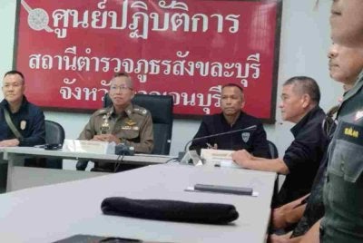 Pisit Tanprasert (tengah) memberi taklimat kepada media mengenai perkembangan siasatan kes kematian seorang kanak-kanak perempuan berusia tujuh tahun di Balai Polis Sangkhla Buri pada Ahad. Foto: Piyarach Chongcharoen