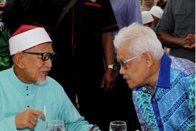 Gambar fail Abdul Hadi Awang (kiri) bersama Hamzah Zainudin. Penganalisis berpandangan kem Hamzah berpotensi muncul sebagai sekutu baharu Pas dalam PN.