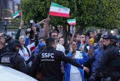 Penyokong Iran menyambut ketibaan skuad Iran di Tijuana, Mexico. - FOTO: Agensi