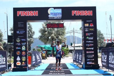 Muhammad Rabani tiba di garisan penamat untuk menjuarai acara utama 113 Triathlon sempena Festival Multisukan Perak 2026 di Pangkor.