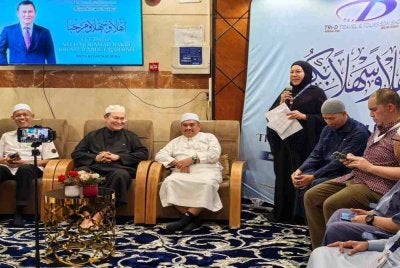 Sarina turut memberikan taklimah ringkas kepada pada tetamu mengenai perjalanan operasi haji dan pengurusan jemaah syarikat itu.