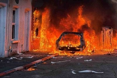 Rumah dan kenderaan dibakar di Belfast ekoran kekacauan yang meletus susulan serangan pisau pada hari Isnin - Foto BBC News