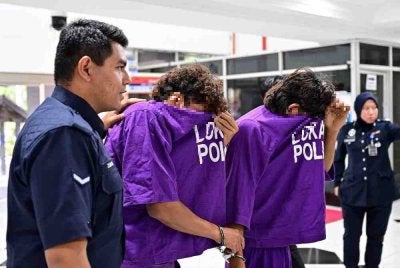 Dua lelaki tempatan direman tujuh hari bermula hari ini sehingga Selasa depan, bagi membantu siasatan kes pukul seorang warga asing dan merosakkan harta benda di sebuah kedai runcit di daerah Marang, semalam. Foto Bernama. 