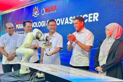Akmal (tengah) ketika merasmikan Pusat Teknologi dan Inovasi NCER (NTIC) di Bayan Lepas pada Rabu.