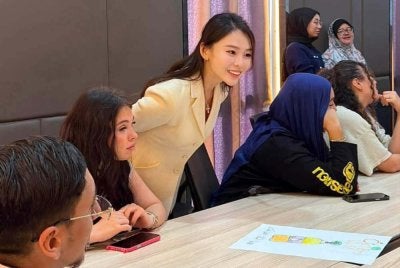 Joe Ang (tengah) ketika memberi taklimat dan pendedahan mengenai perkembangan industri halal negara dan sektor pembuatan nutraseutikal yang semakin berkembang.