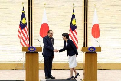Perdana Menteri Datuk Seri Anwar Ibrahim bersalaman dengan rakan sejawatnya dari Jepun Sanae Takaichi pada sambutan rasmi lawatan beliau di Pejabat Perdana Menteri hari ini. Foto Bernama.