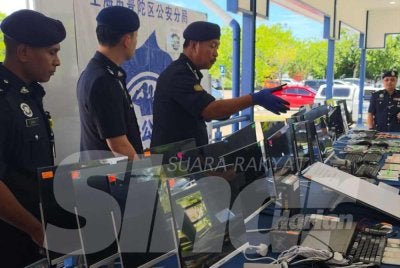 Jauteh menunjukkan peralatan yang dirampas dipercayai digunakan untuk aktiviti scammer.