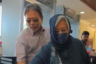 Asnida (kanan) mengaku tidak bersalah di Mahkamah Sesyen Kuala Lumpur atas pertuduhan gagal mengisytiharkan harta melibatkan lima syarikat.