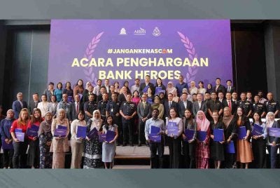 Seramai 68 kakitangan daripada 14 institusi perbankan menerima pengiktirafan sebagai ‘Wira Bank’ atas dedikasi dan kewaspadaan mereka dalam mengenal pasti transaksi mencurigakan serta intervensi dalam kes berpotensi scam pada Majlis Penghargaan Wira Bank pada Rabu.