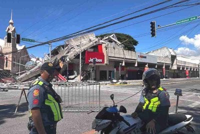 Gempa bumi menyebabkan kerosakan meluas di beberapa kawasan di Mindanao, meruntuhkan bangunan, mengganggu bekalan elektrik dan air serta mencetuskan tanah runtuh di beberapa lokasi. Foto AFP