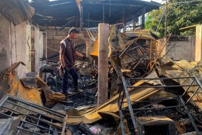 Mangsa kebakaran, Mohd Khairul Azwan Annuar, 34, mencari sisa-sisa barangan yang masih boleh digunakan selepas kediamannya musnah dalam kebakaran membabitkan 27 rumah di Kampung Gok Gapur. Foto Bernama