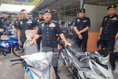 Muhammad Kifli menunjukkan motosikal yang disita JPJ sepanjang Op Motosikal (Extreme) di JPJ Kuala Lumpur pada Rabu.