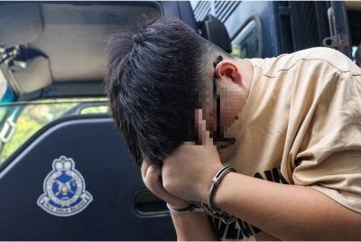 Remaja lelaki yang memandu kereta secara melulu dan berbahaya hingga meragut nyawa empat sekeluarga di Jalan Renggam-Simpang Renggam, Kluang minggu lalu dibebaskan dengan jaminan polis sementara menunggu didakwa di Mahkamah. Foto Bernama 