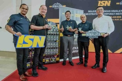 Mordi (tengah) merasmikan pengumuman kerjasama Himalaya Sports sebagai Rakan Strategik Korporat ISN di Bukit Jalil pada Rabu.