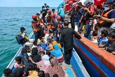 Kumpulan migran terbabit dipercayai akan diambil oleh tekong laut (Malaysia) dan tukar bot lagi kepada yang lebih kecil untuk masuk laluan tempatan. Foto hiasan 