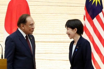 Anwar bersama rakan sejawatnya dari Jepun, Sanae Takaichi pada sambutan rasmi lawatan beliau di Pejabat Perdana Menteri pada Rabu. Foto Bernama