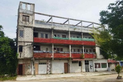 Tinjauan mendapati keadaan di sebuah flat di sini lengang.