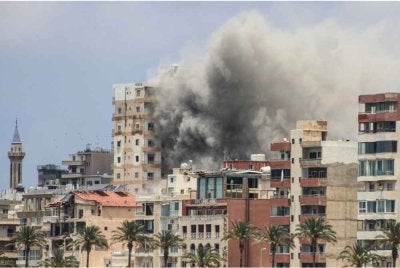 Asap tebal kelihatan menjulang selepas serangan udara Israel ke atas bandar Tyre di selatan Lubnan pada 9 Jun 2026. Foto AFP
