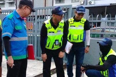Ainal Yusman (tengah) meninjau tangki septikketika Ops Kejor oleh SPAN di Kawasan Perindustrian Menglembu pada Rabu.